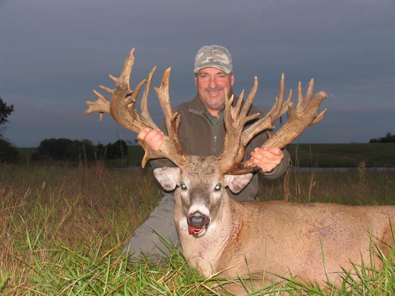 World Record Non-Typical Whitetail Deer Photo Green score: 322 