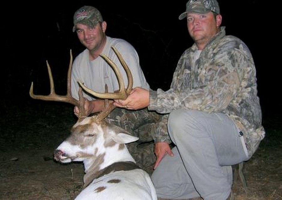 Deer Hunting: Piebald Buck Shot in Texas